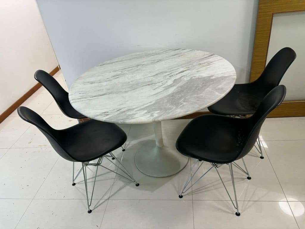 Second-hand dining tables