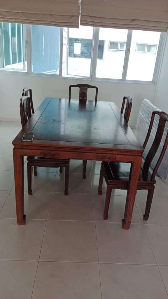 Second-hand dining tables